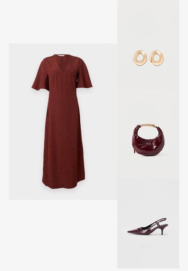 Robe midi rouge rouille avec manches courtes volantées, encolure en V et motif subtil à pois sur tissu lisse.; Talons aiguilles bordeaux à bride arrière avec un bout pointu, finition en cuir brillant, petite découpe à l'avant et un talon stiletto fin avec des accents dorés.; Sac à main en simili cuir bordeaux avec une forme arrondie, des détails froncés et une anse en métal doré. Texture lisse et finition brillante.; Paired boucles d'oreilles en métal doré poli de forme irrégulière avec un centre ouvert sur un fond blanc uni.