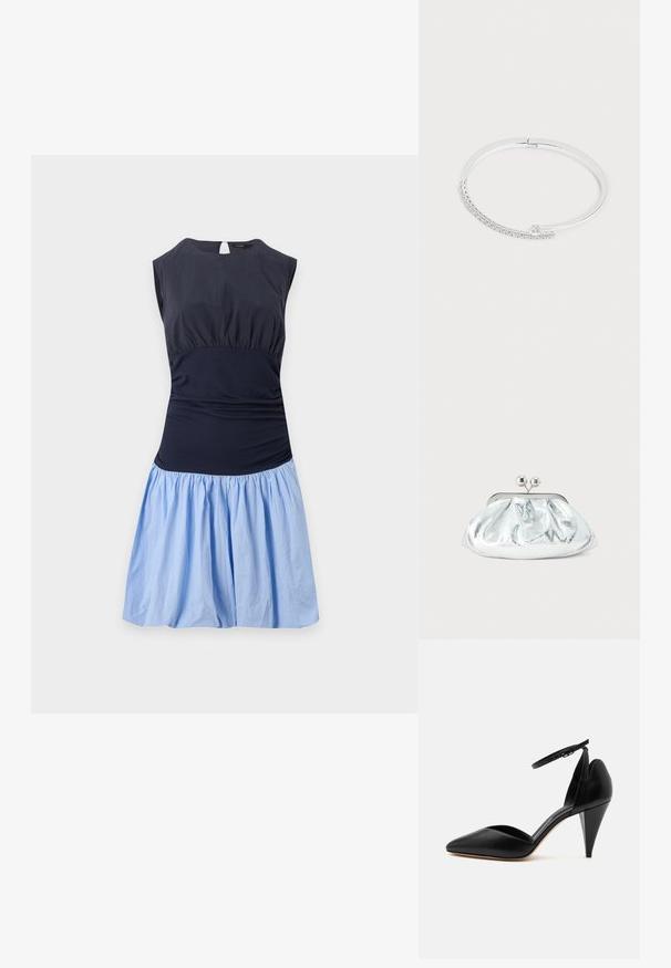 Robe sans manches avec un haut bleu marine foncé ajusté et une jupe bleue claire froncée, dotée d'un col rond et d'une fermeture en forme de trou de serrure dans le dos.; Escarpin en cuir noir à bout pointu avec bride à la cheville et talon conique sur fond blanc.; Petit sac pochette métallique argenté avec un design arrondi et froncé, fermeture à clip avec deux boules argentées.; Bracelet jonc fin en argent avec une rangée de petites pierres claires taillées en carré et une pierre ronde plus grande près du fermoir sur fond blanc.