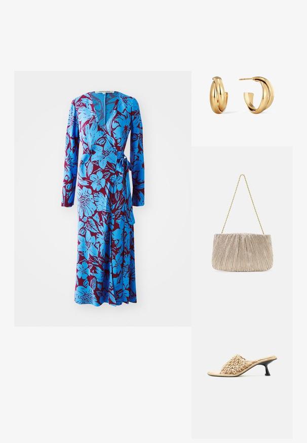 Blauwe bloemen wikkeljurk met lange mouwen, met een gedurfde bordeauxrode achtergrond en een tailleband. Zachte stof met een gladde textuur.; Beige open-toe mule met gevlochten bovenzijde en lage zwarte sculpturale kittenheel op een witte achtergrond.; Plooitjes metallic stoffen handtas met een gouden kettinghengsel, zachte rechthoekige vorm, lichtbeige kleur, gestructureerd oppervlak en gathered details.; Een paar glanzende gouden gedraaide oorringen, een frontaal weergegeven en de ander van opzij met zichtbare pin en sluiting.
