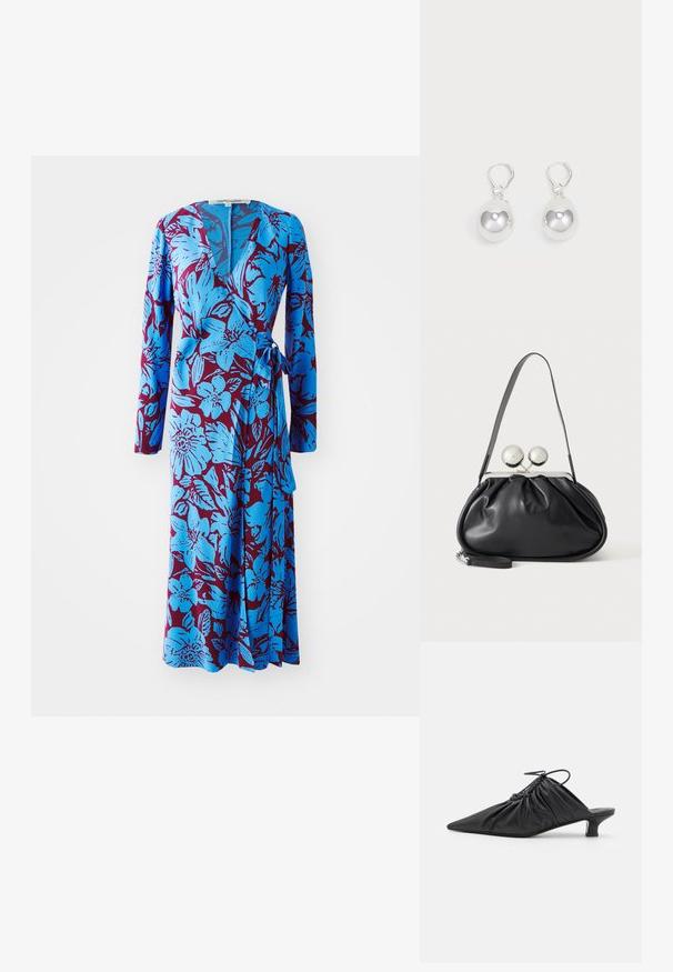 Blaue Blumenkleid mit langen Ärmeln, das einen kräftigen burgunderfarbenen Hintergrund aufweist und mit einem Taillengürtel versehen ist. Weicher Stoff mit glatter Textur.; Schwarze Leder-Mules zum Hineinschlüpfen mit spitzer Zehe, geraffter Textur und kleinem Kitten-Heel. Verfügt über ein Zugbanddetail am Öffnung.; Schwarze Ledertasche mit gerafftem Design, einem einzelnen Riemen, silbernem Metallrahmen und zwei großen runden silbernen Verschlüssen.; Silberne Tropfenohrringe mit glatten, runden, reflektierenden Oberflächen, die an Hakenverschlüssen hängen. Der Hintergrund ist reinweiß.