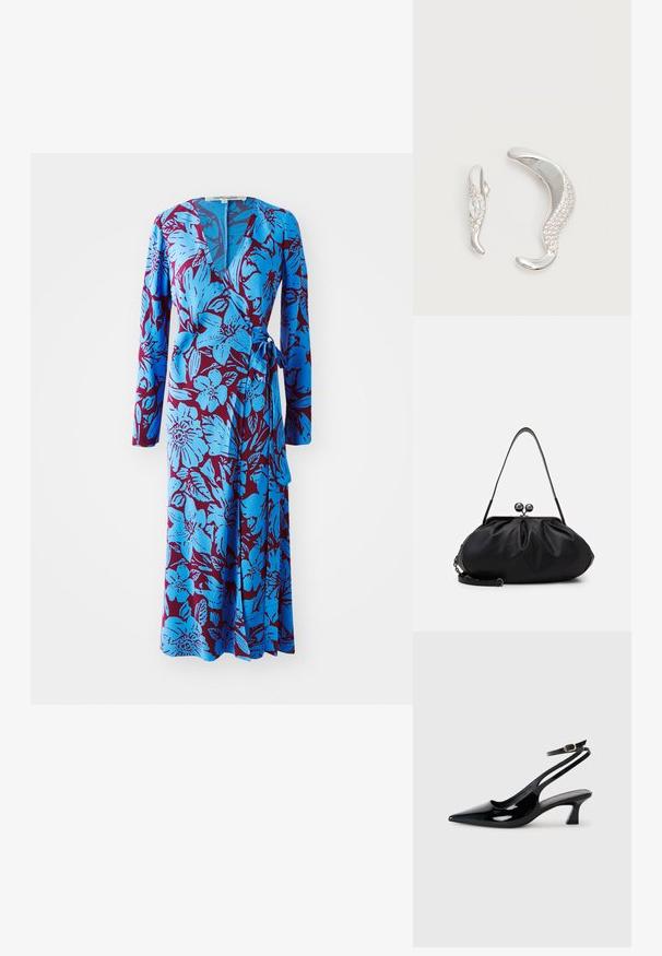 Blauwe bloemen wikkeljurk met lange mouwen, met een gedurfde bordeauxrode achtergrond en een tailleband. Zachte stof met een gladde textuur.; Zwarte gepatineerde leren slingback hakken met een puntige neus, lage blokhak en een verstelbare enkelband met een gouden gespsluiting.; Weekend Max Mara CUBICO - Clutch - schwarz; Twee gebogen zilveren oorbellen, de één groter dan de ander, beide versierd met kleine fonkelende kristallen langs één rand.
