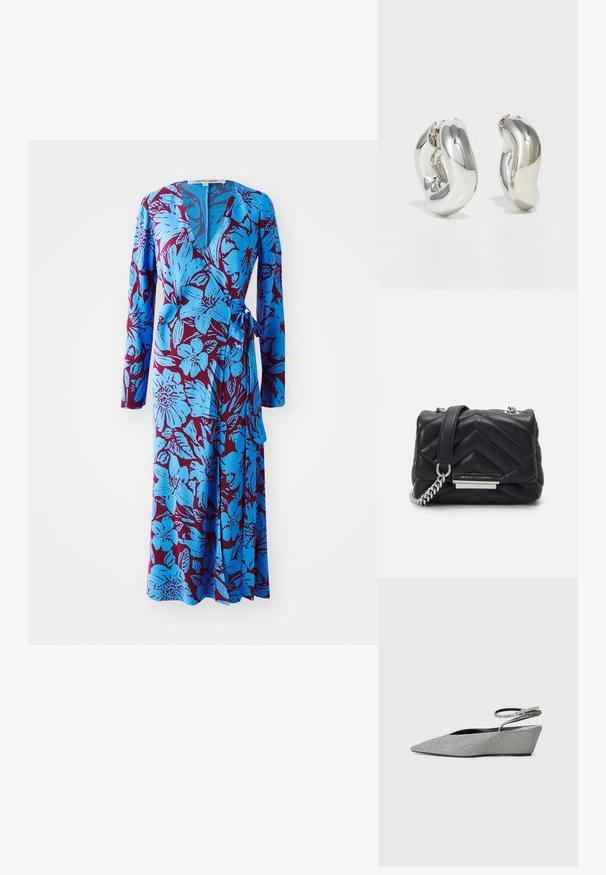 Blaue Blumenkleid mit langen Ärmeln, das einen kräftigen burgunderfarbenen Hintergrund aufweist und mit einem Taillengürtel versehen ist. Weicher Stoff mit glatter Textur.; Silberne Keilabsatzschuhe mit spitzer Zehenpartie, Obermaterial aus strukturierter Stoff und Riemendetail am Knöchel. Schwarzes Innenfutter und Gummisohle.; Schwarze Lederhandtasche mit Chevron-Steppmuster, silberner Kettenriemen und metallischem Logo-Akzent. Kompakte, rechteckige Form.; Silberne skulpturale Ohrringe mit glatten, geschwungenen Formen und reflektierenden Oberflächen. Sie verfügen über ein geschlossenes Ringdesign und eine ausgeprägte organische Form.