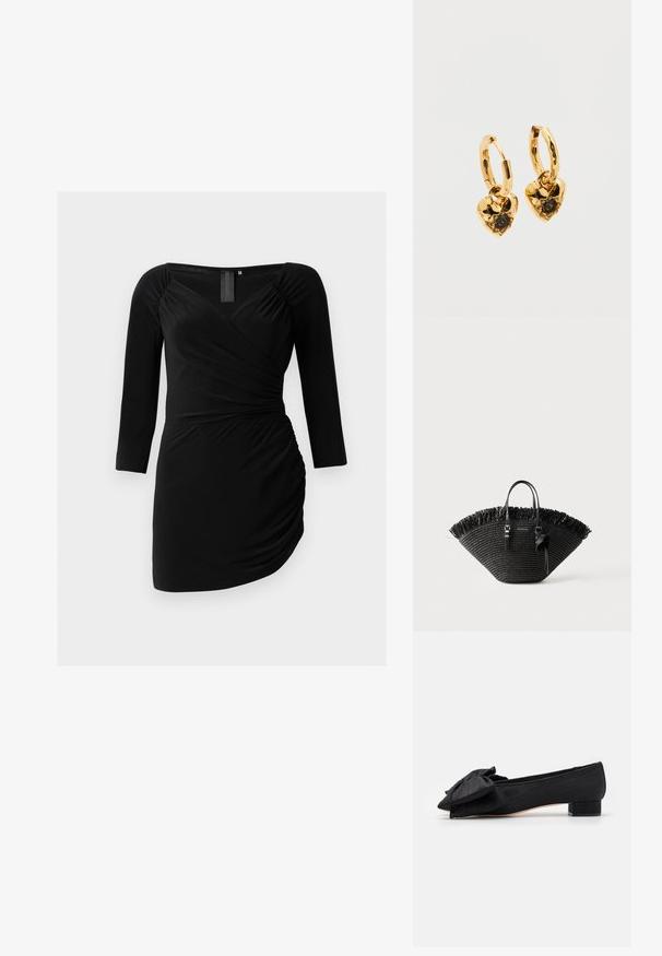 Schwarzes Wickelkleid aus weichem Material, mit dreiviertel Ärmeln, einer figurbetonenden Silhouette und Raffung an der Seite.; Loeffler Randall NOA - Slipper - black; Schwarze gewebte Tragetasche mit breiter Fächerform, fransigem oberen Rand, zwei Griffen und einer dekorativen Schleife an einem Griff.; Goldene Creolen mit herzförmigen Anhängern. Jedes Herz hat eine strukturierte Oberfläche und einen zentralen schwarzen Edelstein in einer Krappenfassung.
