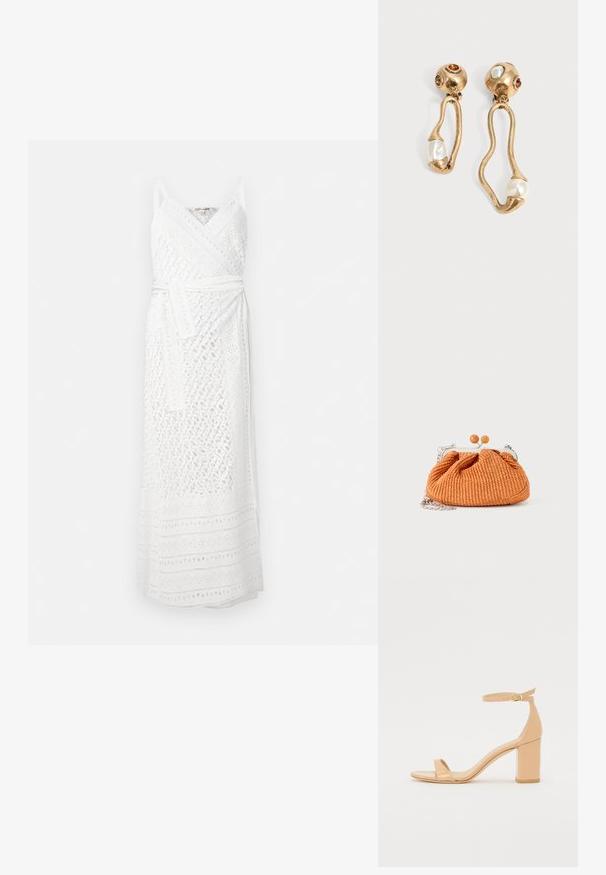 Witte wikkeljurk met een textuurdesign, voorzien van dunne bandjes en een riem. De stof heeft ingewikkelde uitsnijdingen en een lange silhouet.; Nude patenten leren heeled sandalen met een vierkante neus, enkelbandje en een stevige blokhak. Gladde textuur en minimalistische ontwerpelementen.; Kleine oranje geweven clutch met zilverkleurig metalen frame, ronde sluiting en een zilveren kettingriem op een witte achtergrond.; Goudkleurige oorbellen met onregelmatige open vormen, elk met een parel aan de onderkant en edelsteendetails op de ronde stekers.