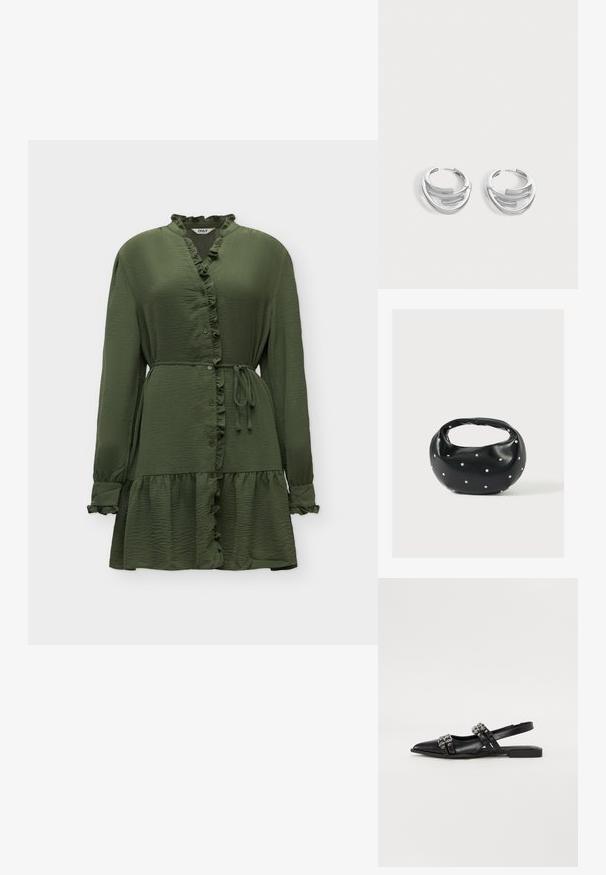 Robe vert olive à manches longues avec col et ourlet volantés, boutonnage devant, ceinture à nouer à la taille sur fond uni.; Even&Odd by Zalando Ballerines à brides arrière - black; Sac à main en cuir noir de forme arrondie, décoré de clous argentés et équipé d'une poignée courte. Texture lisse et fermeture éclair.; Paire de boucles d'oreilles anneaux en argent poli avec un design de barre incurvée superposée sur un fond clair uni.