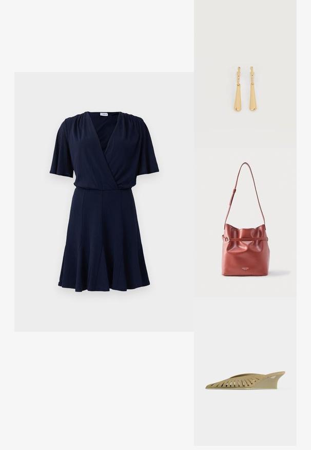 Marineblaue Kurzarmkleid mit V-Ausschnitt, Wickeloberteil, gerafften Schultern, tailliertem Bund und schwingendem, plissiertem Rock.; Beige Keil-Mule mit Cutout-Design an der Seite, mit spitzer Zehe und niedrigem Absatz.; Braune Lederschultertasche mit verstellbarem Riemen, gerafftem Oberteil und einem schlanken Gürtel-Detail in der Mitte, mit eingeprägtem Markenzeichen.; Ohrhänger in Gold-Ton mit glatten, länglichen Tropfenanhängern, die an kleinen Creolenverschlüssen hängen, auf weißem Hintergrund.