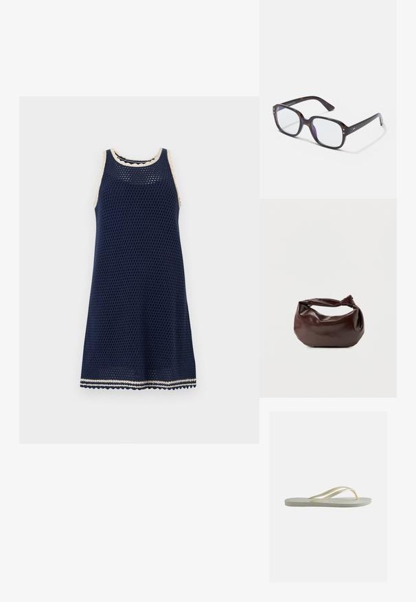 Φόρεμα navy blue χωρίς μανίκια από πλεκτό, με κρεμ κυματιστή διακόσμηση στο ντεκολτέ, τα ανοίγματα των μανικιών και το τελείωμα, απεικονισμένο σε λευκό φόντο.; Μονό απαλό λευκό λαστιχένιο σαγιονάρι με λεπτούς ιμάντες και υφή στην πέλμα, εμφανιζόμενο από το πλάι σε απλό φόντο.; Γυαλιά ορθογώνια με καβούκι χελώνας και διάφανα φακούς, με χοντρά πλαίσια, χρυσές λεπτομέρειες και κομψό σχέδιο.; Σκούρα καφέ δερμάτινη τσάντα ώμου με μαλακό, χαλαρό σχήμα και λαβή με στριμμένο κόμπο σε απλό λευκό φόντο.