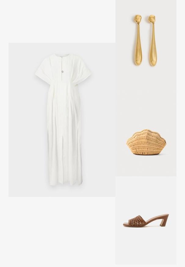 Rodebjer KIMBERLY - Robe longue - white; Mule tissée marron à bout ouvert avec un talon bloc et un design slip-on sur fond blanc uni.; Sac à main en rotin tissé en forme de coquille Saint-Jacques de couleur brun clair naturel avec des bords arrondis et texturés.; Paire de longues boucles d'oreilles dorées, lisses et brillantes, en forme de goutte avec des sommets arrondis et des formes de goutte effilées sur un fond clair.