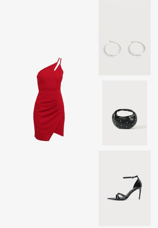Rode een-schouder jurk van rekbare stof, met een aansluitende buste, geplooide details en een asymmetrische zoom.; Zwarte lakleren sandalen met hoge hak, dunne enkelband, open teen en minimalistisch ontwerp op een effen lichte achtergrond.; Zwarte leren handtas met een afgeronde vorm, versierd met zilveren studs, en een korte handgreep. Gladde textuur en ritsluiting.; Zilverkleurige metalen creolen oorbellen met een glad, licht gebogen oppervlak en sluitingen met haaksluiting op een effen witte achtergrond.