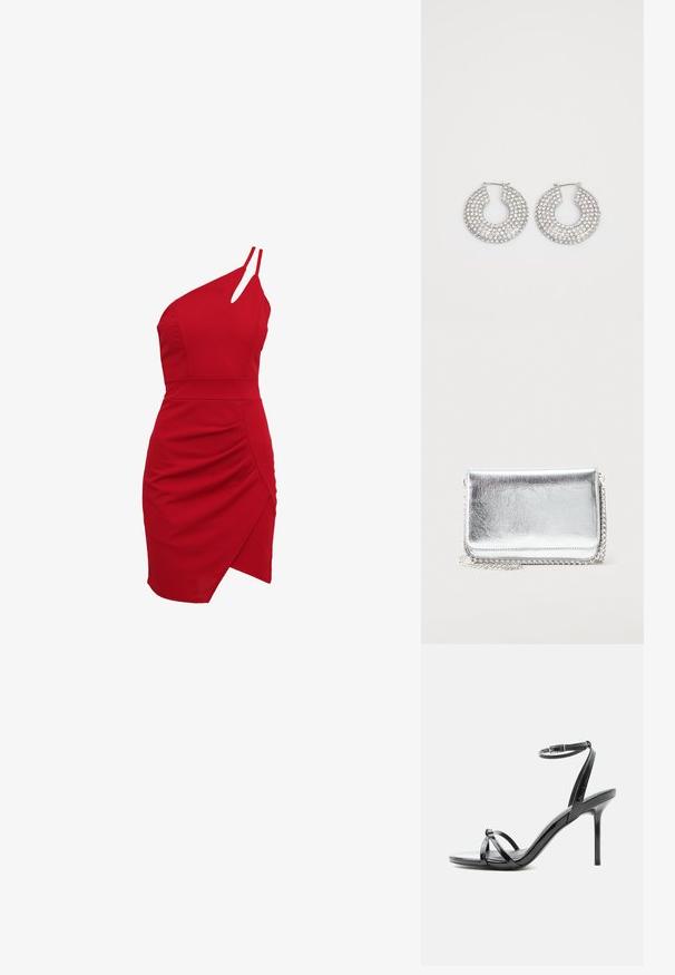 Rød one-shoulder kjole lavet af strækstof, der har en tætsiddende bodice, rynkede detaljer og en asymmetrisk kant.; Sort laklæder høje hæle sandal med tynde remme, der krydser tæerne, og en ankel spænde rem på en hvid baggrund.; Lille rektangulær sølvfarvet metal pung med kæderem, der hviler på en lys overflade, lukket klap vendt fremad.; Sølvøreringe med flere klare krystaludsmykninger, med en struktureret overflade og et åbent rundt design.