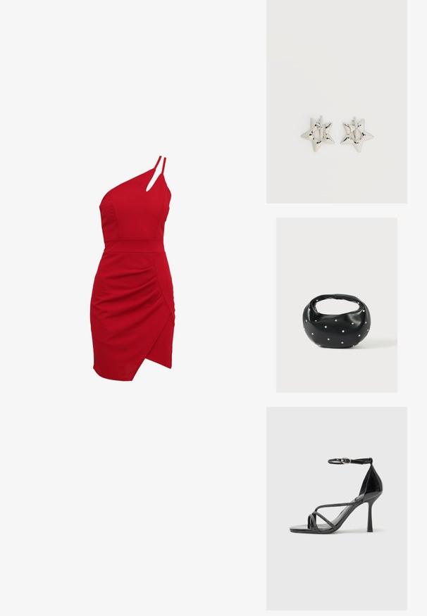 Rode een-schouder jurk van rekbare stof, met een aansluitende buste, geplooide details en een asymmetrische zoom.; Zwarte laklederen hoge hak sandaal met een enkelbandje, voorzien van crisscross straps en een slanke, puntige neus.; Zwarte leren handtas met een afgeronde vorm, versierd met zilveren studs, en een korte handgreep. Gladde textuur en ritsluiting.; Zilverkleurige stervormige oorringen met een gladde, gepolijste afwerking op een effen witte achtergrond.
