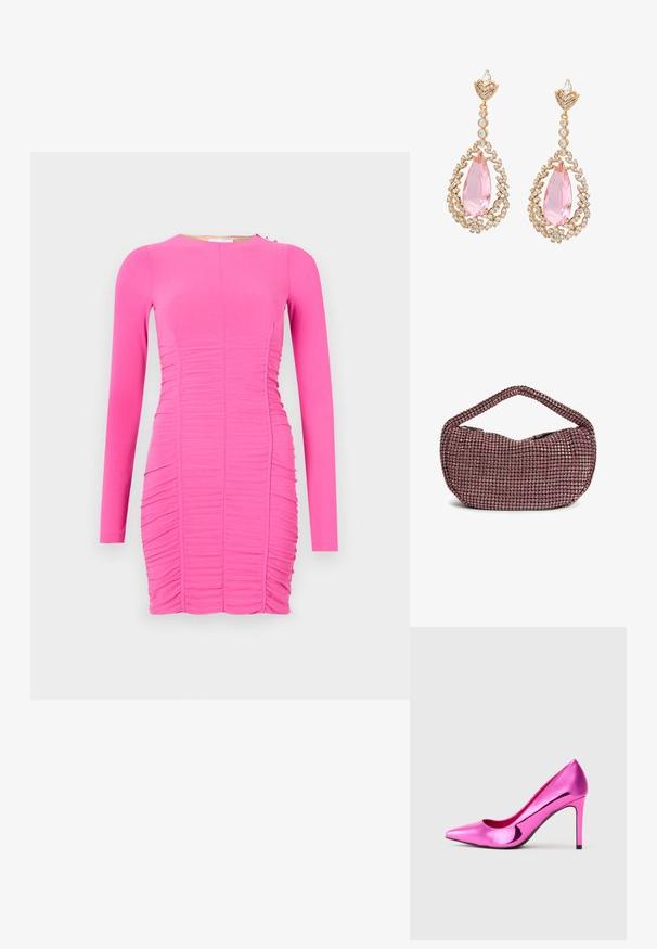 Figurbetontes langärmliges Kleid in lebhaftem Pink. Verfügt über geraffte Textur, Rundhalsausschnitt und seitliche Details mit einem kleinen metallischen Akzent.; Hochglänzender metallischer rosa Stiletto mit spitzem Zehenbereich, auf einem schlichten hellgrauen Hintergrund präsentiert.; Kleine halbmondförmige Handtasche, bedeckt mit rosa Strasssteinen, mit passendem kurzem Griff und Reißverschluss oben.; Goldfarbene Ohrringe mit einem tropfenförmigen rosa Kristall, umgeben von klaren Strasssteinen und floralen Akzenten in einem gedrehten Design.
