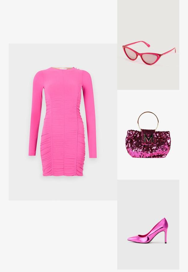 Vestido ajustado de manga larga en un vibrante color rosa. Presenta textura fruncida, escote redondo y detalles laterales con un pequeño acento metálico.; Zapato de tacón alto de estilete brillante en color rosa metálico con punta afilada, exhibido sobre un fondo gris claro liso.; Gafas de sol estilo ojo de gato rojas con montura translucida rosa y lentes tintados, descansando sobre una superficie clara.; Bolso de mano de lentejuelas rosas con un asa circular dorada y un logo con acentos en negro que presenta una "M". La textura es brillante y reflectante.