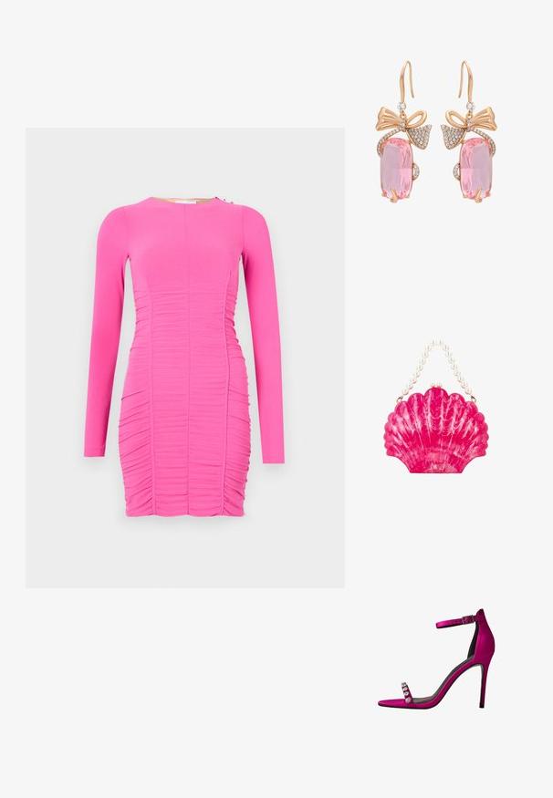 Vestido ajustado de manga larga en un vibrante color rosa. Presenta textura fruncida, escote redondo y detalles laterales con un pequeño acento metálico.; Sándalo de tacón alto de satén fucsia con punta abierta, correa delgada en el tobillo y adornos decorativos de strass en la parte delantera.; Bolso brillante color rosa con forma de concha, con un patrón marmoleado y un asa hecha de grandes perlas blancas.; Pendientes de oro rosa con grandes gemas rectangulares rosas, adornados con rhinestones claros y acentos en forma de lazo.