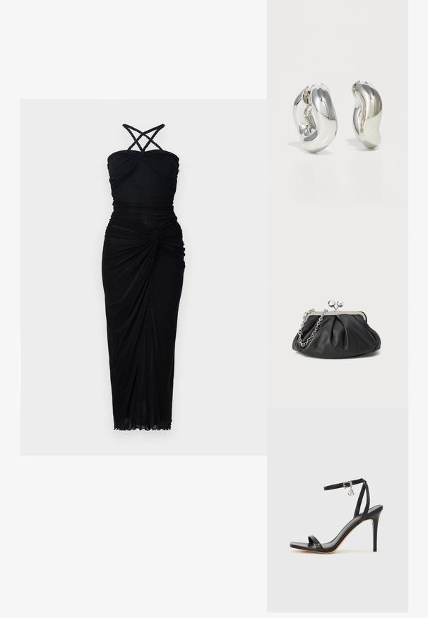 Robe noire avec un corsage ajusté, des bretelles croisées et un tissu froncé qui tombe vers un ourlet légèrement évasé avec une texture subtile.; Sandale à talon haut noire avec une bride étroite à la cheville, bout carré, cuir lisse et accent de boucle métallique.; Porte-monnaie en cuir noir avec texture froncée, cadre en métal argenté, fermeture à verrouillage kiss-lock et bandoulière en chaîne. Surface lisse et douce.; Boucles d'oreilles sculpturales en argent avec des formes douces et courbes et des surfaces réfléchissantes. Présentent un design de boucle fermée et une forme organique distincte.