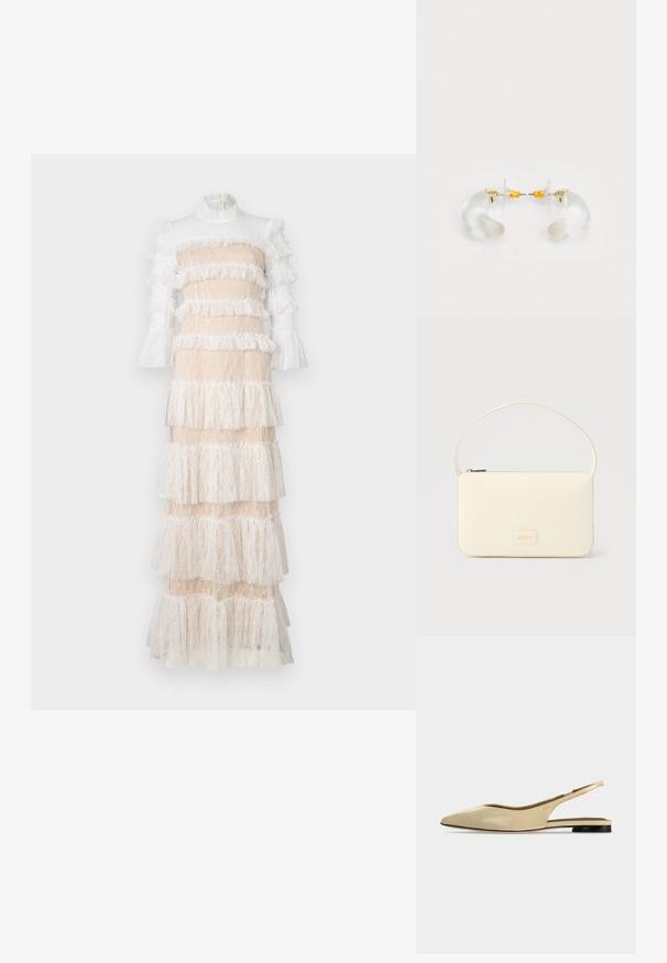 Blond maxi kjole i nude og hvid, med tierede flæser, lange ærmer og en høj krave med lynlås lukning bagpå.; Beige spids tå slingback flad sko med lav sort hæl og en glat læderfinish, vist fra siden på en ensfarvet baggrund.; Kremfarvet rektangulær håndtaske med en enkelt rem og lynlås øverst, med en lille præget logo-plakette foran.; Klare akryl hoops øreringe med guld accenter, der har et buet design og en transparent lås. Glat tekstur, minimalistisk stil.