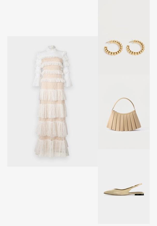 Robe maxi en dentelle nude et blanche, avec des volants superposés, de longues manches et un col montant, dotée d'une fermeture éclair dans le dos.; Chaussure plate beige à bout pointu avec bride arrière, petit talon noir et finition en cuir lisse, vue de côté sur un fond uni.; Sac à main plissé beige avec fermeture éclair incurvée en haut et poignée arquée simple, présenté sur un fond blanc.; Paire de boucles d’oreilles créoles dorées avec des détails de perles arrondies le long du bord extérieur sur un fond clair.