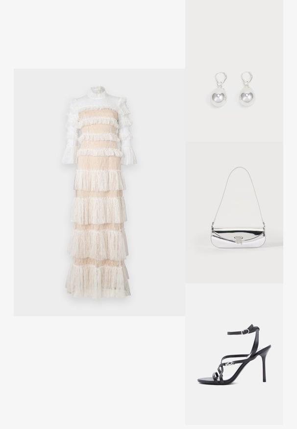 Robe maxi en dentelle nude et blanche, avec des volants superposés, de longues manches et un col montant, dotée d'une fermeture éclair dans le dos.; Sandale à talon noir avec fines lanières, boucle à la cheville et détail logo en métal sur la lanière latérale, sur fond blanc.; Petit sac à épaule argenté avec une fine bandoulière et un rabat avant sécurisé par un fermoir métallique.; Boucles d'oreilles en argent en forme de goutte avec des surfaces lisses, rondes et réfléchissantes, suspendues à des fermoirs à ressort. L'arrière-plan est blanc uni.