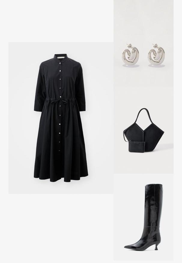 Schwarzes Langarmkleid aus Baumwolle mit durchgehender Knopfleiste, tailliertem Bund mit Gürtel und ausgestelltem Rock.; Schwarze Lederstiefel bis zum Knie mit glänzender Oberfläche, spitzer Zehe und kleinem, quadratischen Absatz. Glatte Textur, minimale Nähdetails.; Schwarze geometrische Tragetasche mit einem breiten Einzelgriff und passender kleiner Reißverschlusstasche befestigt, vor einem schlichten hellen Hintergrund.; Silberne Metallearrings mit einem gewellten Design, die glatte Oberflächen und ein poliertes Finish aufweisen und mit einem Schmetterlingsverschluss gesichert sind.