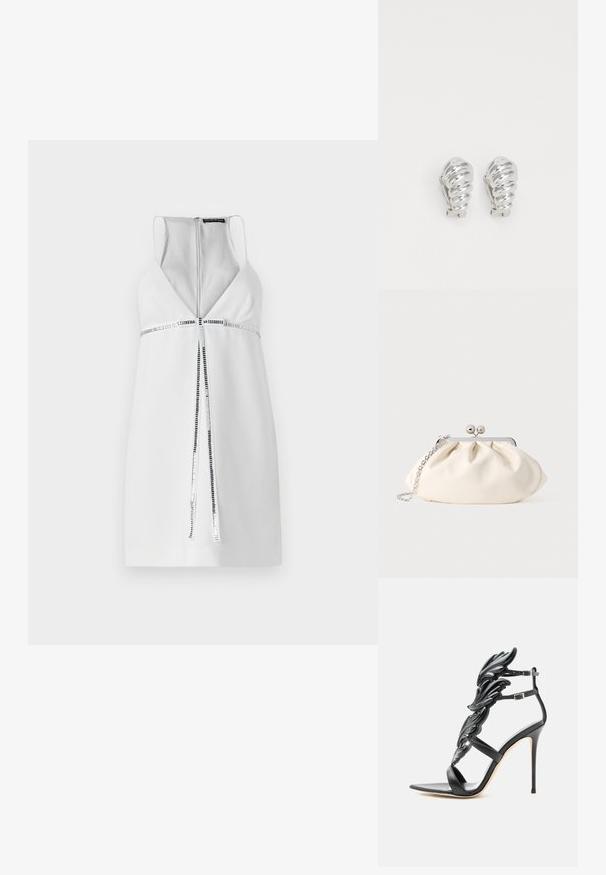 Vestido blanco sin mangas con un escote en V profundo, detalle de cremallera plateada y un acento de franjas horizontales texturizadas en la cintura. Acabado de tejido suave.; Sandalia negra de tacón alto con elementos decorativos brillantes en forma de ala y doble correa en el tobillo con hebillas plateadas.; Bolso de mano de tela color crema con diseño fruncido, marco metálico plateado, dos bolas decorativas y correa de cadena plateada.; Pendientes de clip plateados con un diseño en espiral, que presentan una textura metálica suave y formas redondeadas. Sin adornos ni patrones visibles.