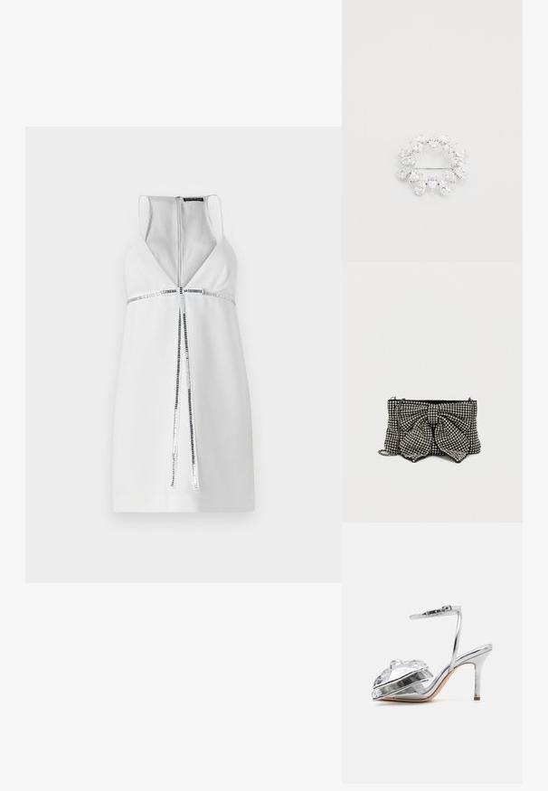 Witte mouwloze jurk met een diepe V-hals, zilveren ritsdetail en een geweven horizontale streepaccent rond de taille. Gladde stofafwerking.; Loeffler Randall MARLENA - Sandalen met hoge hak - silver; Zwarte clutch met een grote strik, versierd met zilveren studs, met een kettinghengsel en een gestructureerd oppervlak dat het licht vangt.; Ronde broche met meerdere peervormige heldere kristallen in een zilverkleurige metalen basis, met een speldsluiting aan de achterkant.