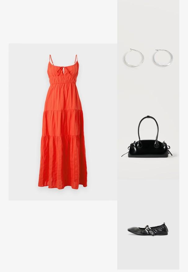 Robe maxi en tissu orange vif, avec des bretelles fines, un détail de nouage à l'avant et des volants superposés. Mélange de coton léger et texturé.; Chaussure plate en cuir noir avec un nez pointu, des détails froncés autour de l'ouverture et un accent en boucle argentée sur la bride ajustable.; Petit sac à main noir brillant avec deux longues anses et des détails à cordon sur les côtés sur un fond clair uni.; Boucles d’oreilles créoles en métal argenté avec une surface lisse légèrement incurvée et des fermoirs à clapet sur un fond blanc uni.