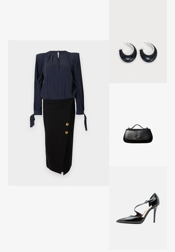 Marineblouse met pofmouwen en een keyhole-halslijn, gecombineerd met een zwarte kokerrok met gouden knoopaccenten aan de zijkant.; Zwarte lakleren pump met hoge hak, spitse neus en een dunne enkelriem die vastgemaakt is met een kleine gesp.; Zwarte leren handtas met een klein handvat, goudkleurig "cK"-logo op de voorflap en gouden hardware-accenten.; Zwarte hars oorbellen in de vorm van een ring met een glanzende afwerking en accenten van zilverkleurig metaal. Cirkelvormig met een uitsparing en een sluiting met post.
