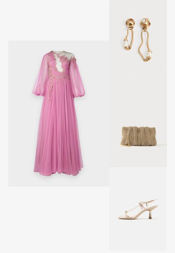 Lange roze jurk gemaakt van doorschijnende stof, met een doorschijnende lijfje met bloemenborduursels, ballonmouwen en een vloeiende rok.; Gouden sandaal met bandjes, lage kittenheel, verstelbare enkelriem en teillus op een effen lichte achtergrond.; Kleine gouden mesh clutch met een geplooid ontwerp en een deels zichtbare gouden kettingriem op een effen witte achtergrond.; Goudkleurige oorbellen met onregelmatige open vormen, elk met een parel aan de onderkant en edelsteendetails op de ronde stekers.
