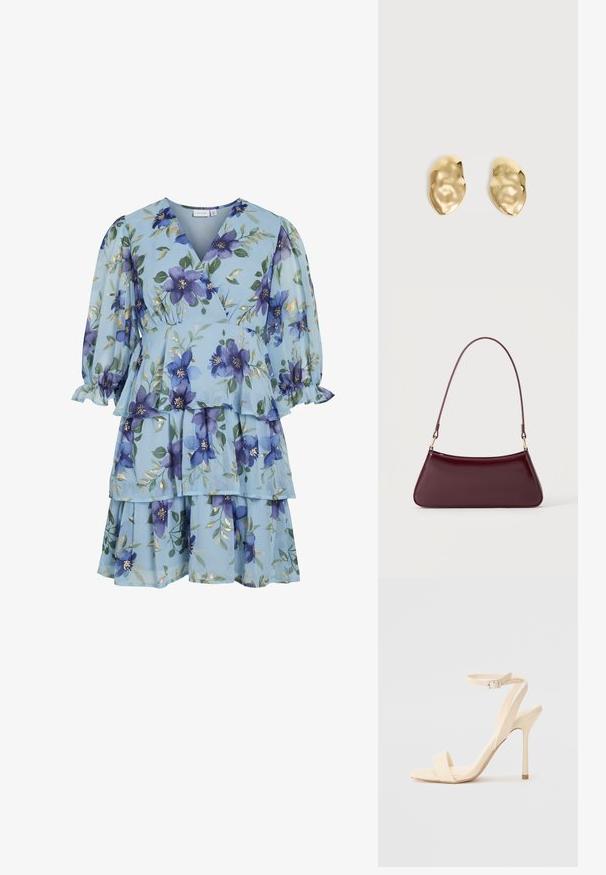 Robe fleurie bleu clair avec des fleurs violettes, des feuilles vertes, des accents dorés, jupe à étages, manches longues bouffantes et style cache-cœur à col en V.; Sandale à talon haut beige avec une sangle fine autour de la cheville et un bout carré. Matériau synthétique lisse, design minimaliste et talon aiguille.; Sac à main brillant bordeaux foncé avec une anse fine unique et une forme trapézoïdale élégante sur un fond clair uni.; Paire de boucles d'oreilles en métal doré brillant, de forme irrégulière, avec une surface froissée et lisse sur un fond clair uni.