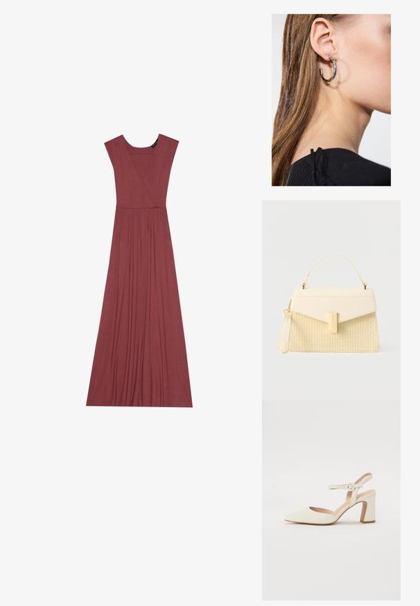 Vestido largo sin mangas en color rosa suave. Presenta un escote en V, cintura con pliegues y una tela suave y ligera. Diseño sólido, sin estampados.; Zapato de tacón bajo de color crema y punta afilada. Presenta una delgada correa en el tobillo con una hebilla redonda y una textura de cuero suave.; Bolso de color crema con textura tejida, cierre rectangular dorado, asa superior y correa de muñeca desmontable sobre un fondo blanco liso.; Pendiente de aro de plata con un acabado pulido, que presenta pequeños detalles en dorado y una forma redonda, llevado en el lóbulo.