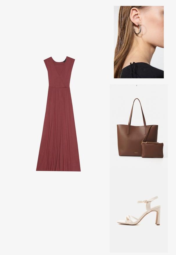 Robe longue sans manches de couleur rose muted. Elle présente un décolleté en V, une taille plissée et un tissu léger et doux. Design uni, sans motifs.; Sandale beige à talon haut avec trois fines brides avant, bride de cheville avec boucle dorée et talon bloc sur fond blanc.; Sac fourre-tout en simili cuir marron avec deux longues poignées et une pochette assortie. La surface présente un motif texturé et des accents en métal doré.; Boucle d'oreille en argent avec une finition polie, présentant de petits détails en or et de forme ronde, portée sur le lobe.