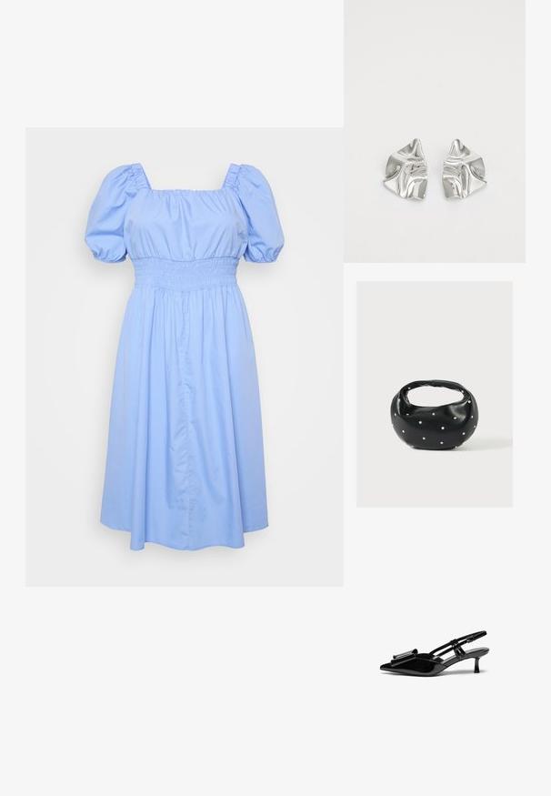 Lysblå kjole med firkantet udskæring, pufærmer og smocket talje. Stoffet er glat med et svævende skørtdesign.; Sorte patenterede læderslingbacks med spids tå, en sløjfedetalje foran og en lille stilettohæle. Remmene har justerbare spænder.; Sort læderhåndtaske med en rundet form, dekoreret med sølvnitter, og et kort håndtag. Glat tekstur og lynlåslukning.; Sølvmetal øreringe med et bølgende, skulpturelt design, der har en poleret overflade og uregelmæssige former, hvilket fremhæver en moderne æstetik.