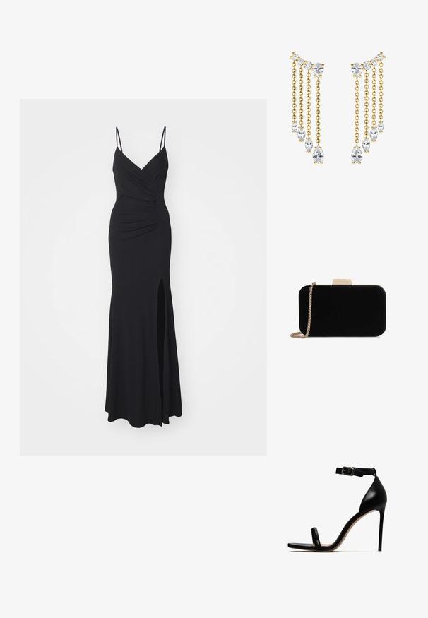 Schwarzes Abendkleid mit schmalen, verstellbaren Trägern, einem V-Ausschnitt, Raffung am Oberteil und einem hochgeschlitzten Saum auf einer Seite. Hergestellt aus elastischem Stoff.; Schwarze, hochhackige Sandale mit einem Knöchelriemen, ausgestattet mit einer glatten Lederoberfläche, offenem Zehendesign und schlanker Stiletto-Ferse.; Schwarze Samt-Clutch mit goldfarbener Hardware, rechteckiger Form und Kettenriemen, mit glatter Textur und ohne sichtbare Muster.; Goldfarbene Ohrringe mit überlappenden Ketten und klaren Kristallakzenten in unterschiedlichen Größen. Das Design umfasst birnen- und rundförmige Kristalle.