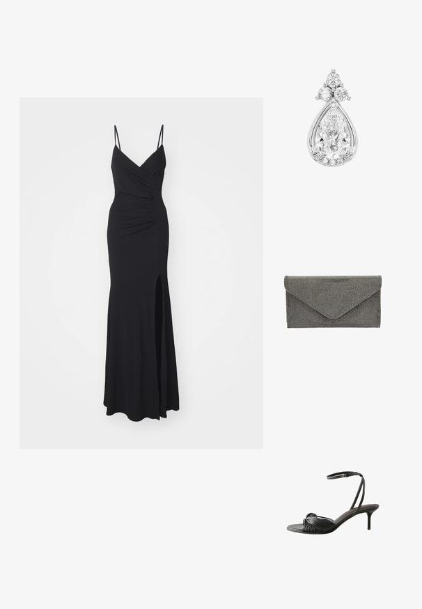 Schwarzes Abendkleid mit schmalen, verstellbaren Trägern, einem V-Ausschnitt, Raffung am Oberteil und einem hochgeschlitzten Saum auf einer Seite. Hergestellt aus elastischem Stoff.; Schwarze Leder-Sandalette mit Absatz, mit verknoteten Riemen über den Zehen und einem dünnen Knöchelriemen mit Schnallverschluss.; Schwarze Stoffclutch mit strukturiertem, genopptem Muster und Umschlagverschluss, die eine schlanke rechteckige Form aufweist und keine sichtbaren Beschläge besitzt.; Tropfenförmiger Diamantenanhänger mit drei runden Diamanten oben und einer geschwungenen silbernen Fassung um den Hauptstein.