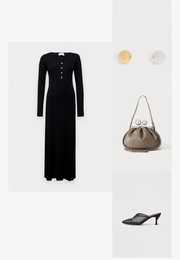 Zwarte geribbelde maxi-jurk met lange mouwen, vierkant decolleté en vijf decoratieve knopen aan de voorkant, met een elegant aansluitende vorm en een gladde textuur.; Zwarte gaas mule met pointed toe, dunne bandjes en een 7,5 cm hoge stilettohak. Kenmerkt zich door een doorschijnende textuur en een effen tonale zool.; Grijze leren handtas met afgeronde vorm, bovenste sluiting met twee grote zilveren bollen en een enkele schouderriem.; Twee gladde, ronde metalen ballen naast elkaar op een witte achtergrond, één goudkleurig en één zilverkleurig.