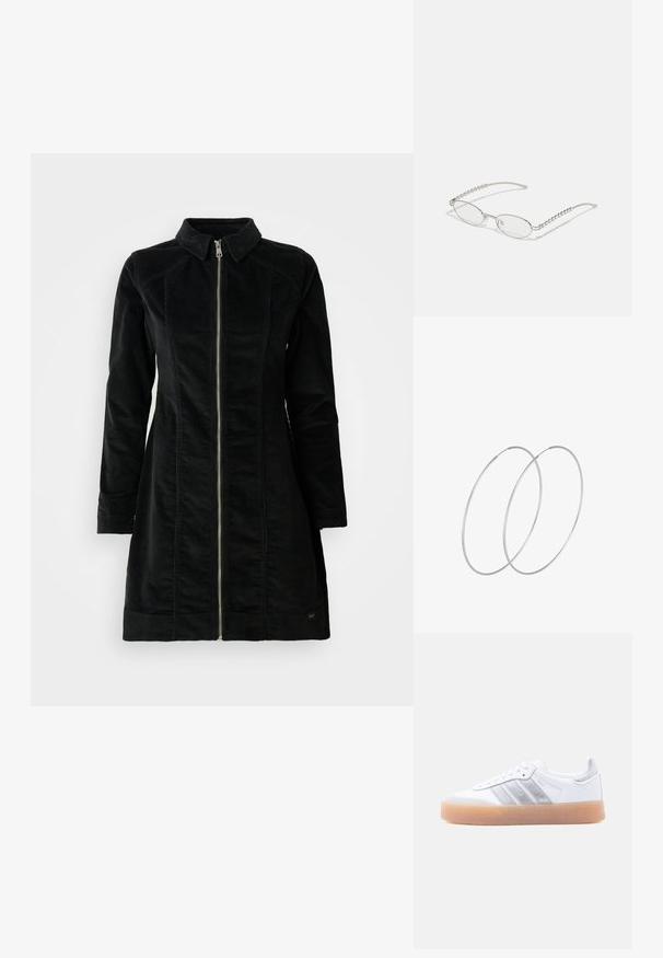 Schwarze Cordjacke mit hohem Kragen, langen Ärmeln und einem Frontreißverschluss, gerader Schnitt und minimalistisches Design.; Weißer Sneaker in niedrigem Schnitt mit brauner Sohle, seitlichen silbernen Streifenakzenten und Schnürverschluss, dargestellt vor hellem einfarbigem Hintergrund.; Ovale Brillen mit einem metallisch-silbernen Rahmen, klaren Gläsern und strukturierten Perlenakzenten an den Bügeln. Leichtes Design mit gebogenen Bügeln.; Silberne Creolen mit minimalistischem Design. Rundform, glatte Oberfläche und dünnes Profil. Leichtgewichtig mit hochglänzender Oberfläche.