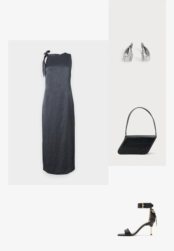 Vestido negro sin mangas con un detalle de lazo en el hombro izquierdo, hecho de una tela suave y arrugada, que presenta una silueta recta y un corte hasta la rodilla.; Sándal de tacón de cuero negro con punta cuadrada, correa en el tobillo con hebilla dorada y un tacón metálico esbelto. Textura suave, diseño minimalista.; Bolso de hombro de cuero negro con forma triangular, logo en relieve y una sola correa ajustable. Diseño minimalista con textura suave.; Par de pendientes de aro plateados con una pequeña fila de pedrería transparente en el frente, mostrados sobre un fondo liso gris claro.