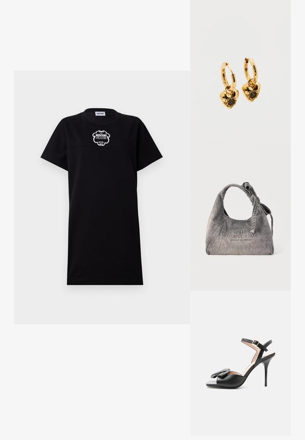 Schwarzes Baumwoll-T-Shirt-Kleid mit kurzen Ärmeln. Verfügt über ein weiß gesticktes Logo "Moschino Jeans Hotel" auf der Brust. Schlichtes und geradliniges Design.; Schwarze High-Heel-Sandale mit Knöchelriemen, offenem Zehenbereich und dekorativer Schleife mit goldfarbenem Akzent auf schlichtem Hintergrund.; Graue Denim-Handtasche mit geknotetem Griff und "THE SACK BAG MARC JACOBS" auf der Vorderseite gestickt.; Goldene Creolen mit herzförmigen Anhängern. Jedes Herz hat eine strukturierte Oberfläche und einen zentralen schwarzen Edelstein in einer Krappenfassung.