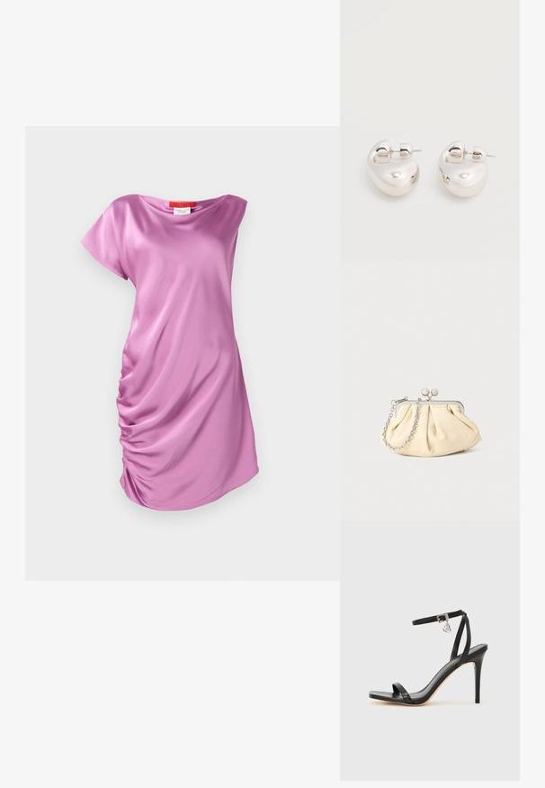 Robe en satin rose avec une coupe décontractée, des manches courtes et une texture froncée sur le côté pour plus de détails.; Sandale à talon haut noire avec une bride étroite à la cheville, bout carré, cuir lisse et accent de boucle métallique.; Pochette en cuir beige plissé avec un cadre en métal argenté, dotée de deux fermoirs ronds décoratifs et d'une chaîne en argent.; Paire de boucles d'oreilles argentées brillantes et épaisses avec fermoirs à tige, sur fond blanc uni.