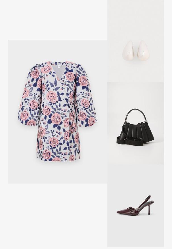 Bloemen wikkeljurk met een lichtgrijze achtergrond, roze rozen, donkerblauwe bladeren en driekwart pofmouwen. Met strik in de taille.; Bordeauxrode lakleren slingback met puntige neus, dunne enkelband en kleine decoratieve gespsluiting. Gladde textuur en hoge hak.; Zwarte geplooide handtas met een ronde handgreep, verstelbare schouderriem en glanzende textuur. Heeft zilveren hardware en een gestructureerde silhoutte.; Zilveren metalen druppeloorbellen met een gladde, reflecterende oppervlakte en een druppelvorm, voorzien van een naadloos ontwerp en zonder zichtbare versieringen.