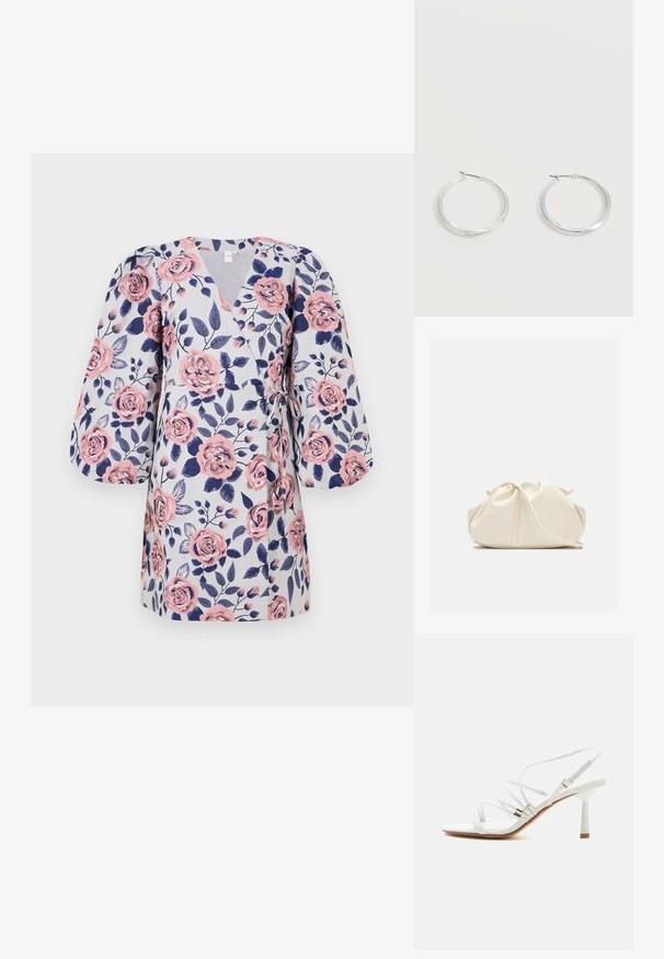 Bloemen wikkeljurk met een lichtgrijze achtergrond, roze rozen, donkerblauwe bladeren en driekwart pofmouwen. Met strik in de taille.; Witte sandaal met hoge hak en dunne bandjes, zilveren accenten, een vierkante neus en een smalle middenhoge hak op een effen witte achtergrond.; Zachte, crèmekleurige leren clutch met geplooid, gerimpeld ontwerp en een dunne schouderriem die vooraan op een effen achtergrond ligt.; Zilverkleurige metalen creolen oorbellen met een glad, licht gebogen oppervlak en sluitingen met haaksluiting op een effen witte achtergrond.