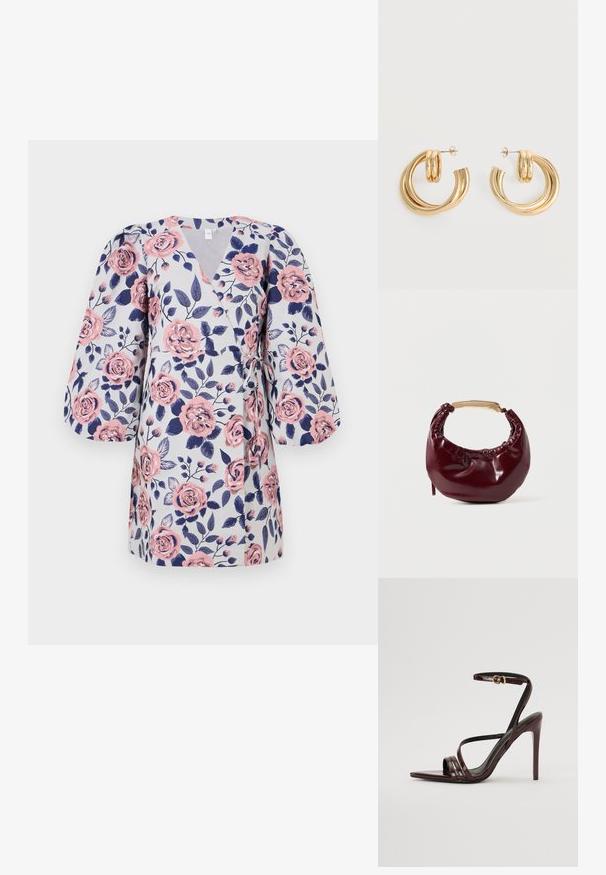 Bloemen wikkeljurk met een lichtgrijze achtergrond, roze rozen, donkerblauwe bladeren en driekwart pofmouwen. Met strik in de taille.; Bordeaux gepatineerde leren hoge hakken sandaal met een enkelbandje, puntige neus en drie horizontale banden over de voet. Details met gouden gesp.; Bordeaux neplederen handtas met een ronde vorm, geplooide details en een handgreep van goudkleurig metaal. Gladde textuur en glanzende afwerking.; Set glanzende gouden dubbele lus oorbellen met stekertjes op een witte achtergrond.