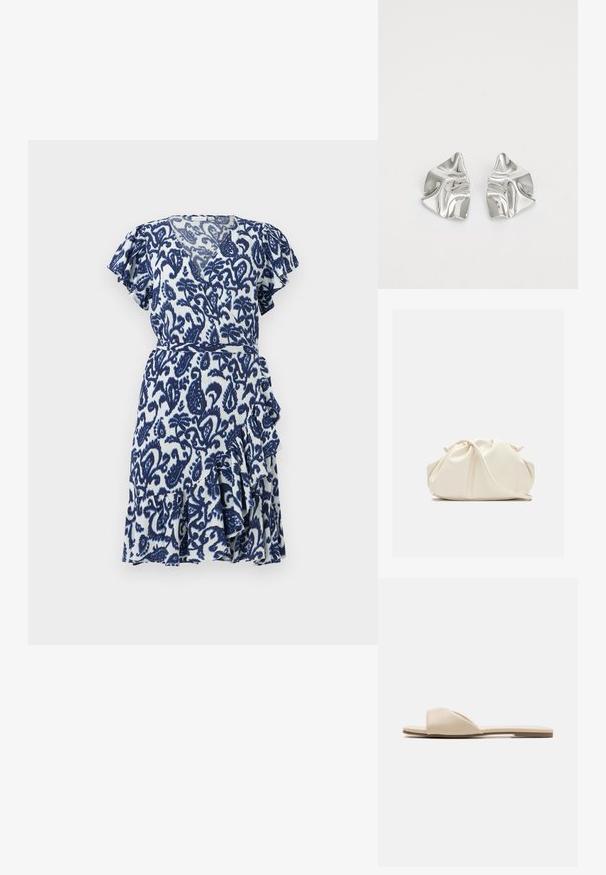 Kurzes blau-weißes Wickelkleid mit Flatterärmeln, das ein Paisleymuster, einen rüschenden Saum und einen Gürtel in der Taille aufweist. Leichter Stoff.; Flache Riemchensandalen aus einem weichen beigen Material, mit einem offenen Zehendesign, glatter Textur und minimalistischem Schnitt sowie einer hellbraunen Sohle.; Weiche, cremefarbene Leder-Clutch mit gerafftem Design und einem dünnen Schulterriemen, der vorne auf einem schlichten Hintergrund liegt.; Silberne Metallohrringe mit einem wellenförmigen, skulpturalen Design, das eine polierte Oberfläche und unregelmäßige Formen aufweist, die eine zeitgenössische Ästhetik betonen.