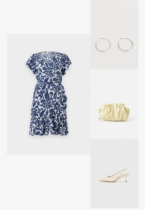 Korte blauwe en witte wikkeljurk met fladdermouwen, voorzien van een paisleypatroon, een gerimpelde zoom en een riem in de taille. Lichtgewicht stof.; Beige slingback hakken van soepel leer. Heeft een spitse neus, een uitsnijdingsontwerp en een lage cilindrische hak voor stabiliteit.; Geel geplooide handtas van soepel nepleer, met een zachte vorm, een enkele schouderriem en een verzameld ontwerp aan de bovenkant.; Zilverkleurige metalen creolen oorbellen met een glad, licht gebogen oppervlak en sluitingen met haaksluiting op een effen witte achtergrond.