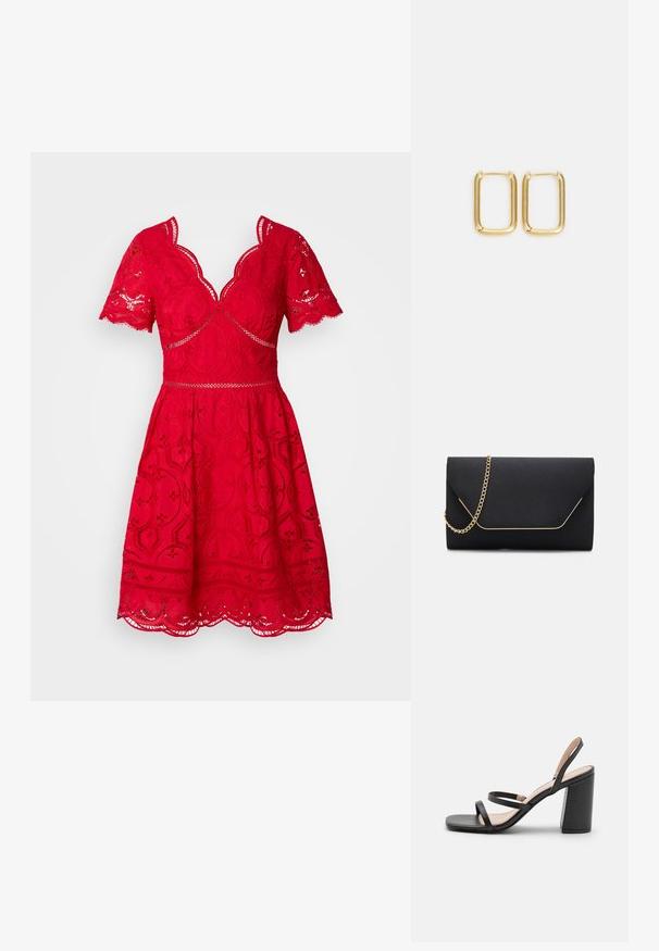 Punane pitskleit lühikeste laineliste varukatega, V-kaelusega, figureeriv talje ja laienev seelikuosa, millel on keerukas lillemuster. Lainelise äärisega.; RAID LIBRA - Saapad - black; Must must handbag sile, mille tekstuuriga, kullast ahelakinnituse ja kuldse äärisega geomeetrilise klapi sulgemisega.; Kuldse metallist rõngas kõrvarõngad, millel on nelinurkne kuju, siledad servad ja poleeritud pind, mis peegeldab valgust läikiva pinnaga.