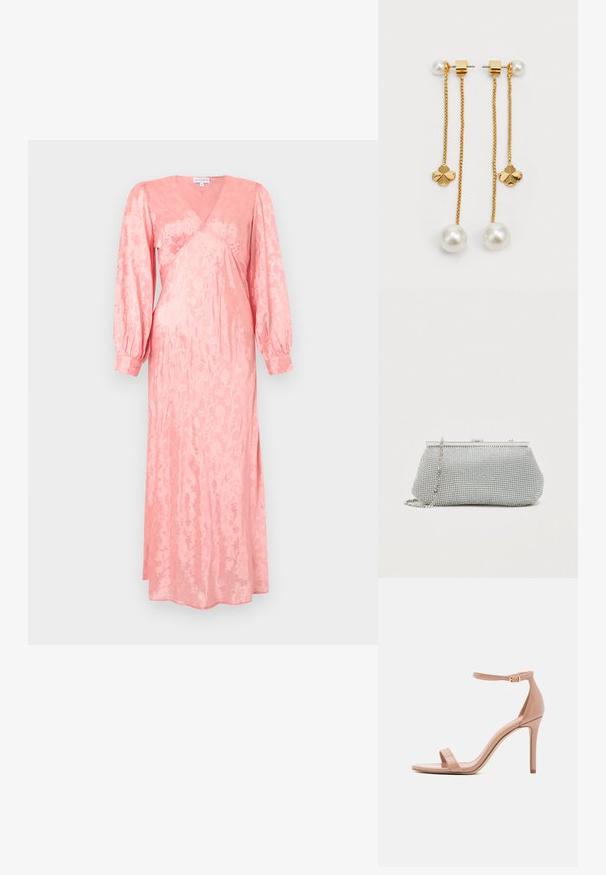 Lang lyserød satin kjole med subtilt blomsterprint, V-udskæring, rynket detalje under brystet og lange puffede ærmer med knapmanchet.; Madden Girl BRAZEN - Sandaler - dark nude; Sølv mesh clutch taske med en afrundet form, metalramme og aftagelig kæde. Har funklende detaljer med en glat overflade.; Guldtonede drop-øreringe med kæder, runde perler og blomsterrunde detaljer. Slankt design med polerede overflader og et delikat udseende.