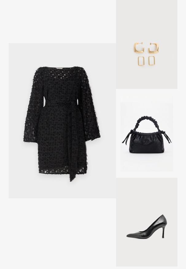 Schwarzes Kleid aus strukturiertem Stoff mit floralem Muster, langen Ärmeln und einem gebundenen Gürtel in der Taille.; Schwarzer Damenspitzschuh aus Lackleder mit spitzer Zehenpartie und schlankem Absatz auf hellem, schlichter Hintergrund.; Schwarze Handtasche mit Krokodilstruktur, gerafftem oberen Rand, zusammengezogenem Griff und Zugkordeln mit Quasten an jeder Seite vor weißem Hintergrund.; Zwei Paare goldfarbener geometrischer Creolen auf einer schlichten weißen Oberfläche, ein Paar quadratisch und massiv, ein Paar rechteckig und hohl.