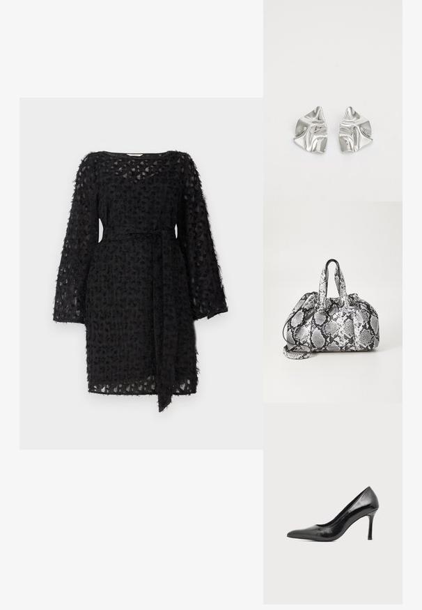 Schwarzes Kleid aus strukturiertem Stoff mit floralem Muster, langen Ärmeln und einem gebundenen Gürtel in der Taille.; Schwarzer Damenspitzschuh aus Lackleder mit spitzer Zehenpartie und schlankem Absatz auf hellem, schlichter Hintergrund.; Schwarz-weiße Handtasche im Schlangenhautmuster mit zwei Griffen, einem Kordelzugverschluss und einem abnehmbaren Schultergurt. Glatte Textur.; Silberne Metallohrringe mit einem wellenförmigen, skulpturalen Design, das eine polierte Oberfläche und unregelmäßige Formen aufweist, die eine zeitgenössische Ästhetik betonen.