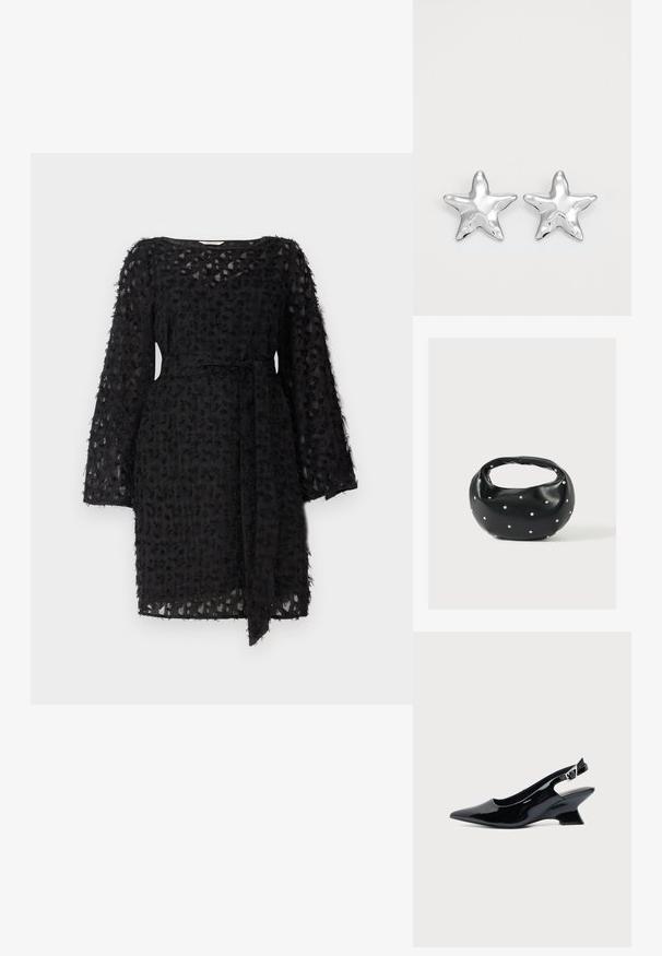 Schwarzes Kleid aus strukturiertem Stoff mit floralem Muster, langen Ärmeln und einem gebundenen Gürtel in der Taille.; Schwarzer Slingback-Schuh aus Lackleder mit spitzer Spitze und niedrigem, schrägem Blockabsatz auf einfachem hellem Hintergrund.; Schwarze Lederhandtasche mit abgerundeter Form, verziert mit silbernen Nietenakzenten und kurzem Griff. Glatte Struktur und Reißverschlussverschluss.; Silberne sternförmige Ohrringe mit einer polierten, glänzenden Oberfläche. Jeder Ohrring hat fünf Spitzen und dezente Oberflächentexturdetails.