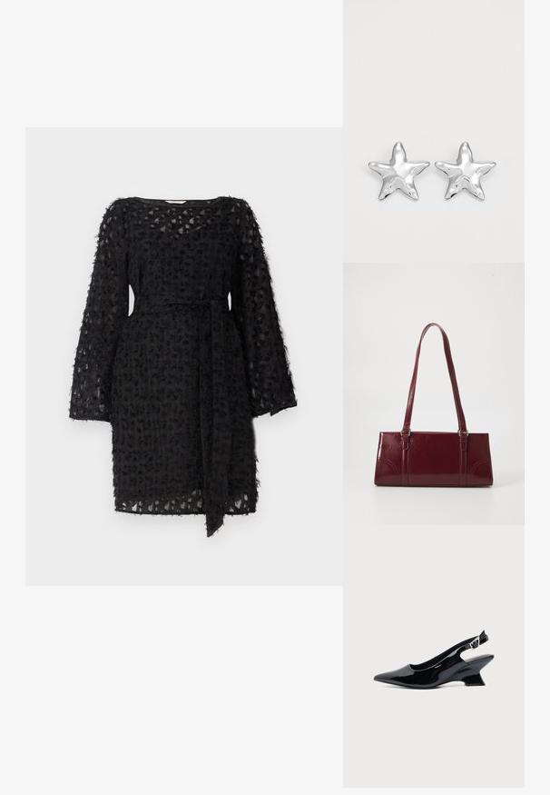 Schwarzes Kleid aus strukturiertem Stoff mit floralem Muster, langen Ärmeln und einem gebundenen Gürtel in der Taille.; Schwarzer Slingback-Schuh aus Lackleder mit spitzer Spitze und niedrigem, schrägem Blockabsatz auf einfachem hellem Hintergrund.; Burgunderfarbene Handtasche aus glänzendem Material, rechteckige Form, mit zwei Schulterriemen und subtilen, geschwungenen Akzenten an der Vorderseite.; Silberne sternförmige Ohrringe mit einer polierten, glänzenden Oberfläche. Jeder Ohrring hat fünf Spitzen und dezente Oberflächentexturdetails.